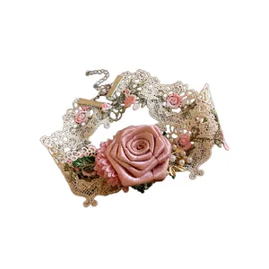Collier ras du cou élégant en dentelle beige avec roses roses et perles