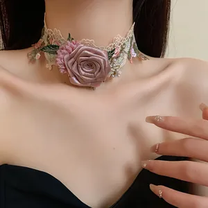 Vue détaillée d'un collier choker en dentelle avec une grande rose en soie et perles