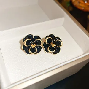Eleganti orecchini a perno vintage a fiore in smalto nero con bordo dorato e astuccio