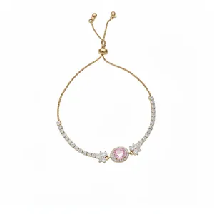 Eleganter goldener Bolo-Armreif mit rosa ovalem Zirkon und funkelnden Sternen.