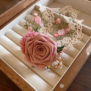 Gros plan d'un choker rose en tissu fait main de style forêt avec dentelle et perles