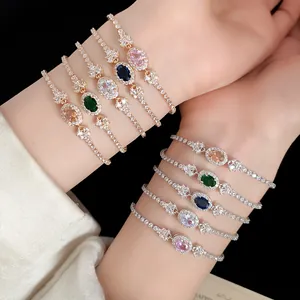 Detailaufnahme von ovalen Zirkon-Armbändern in verschiedenen Farben mit Gold und Silber