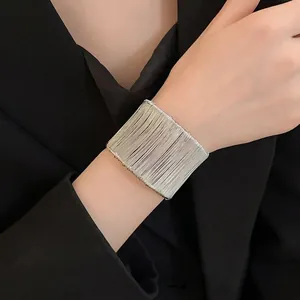 Brazalete de plata envuelto de múltiples hilos para mujer