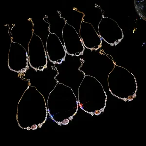 Nahaufnahme eleganter verstellbarer Armbänder mit ovalen Zirkonia-Anhängern in Farben.