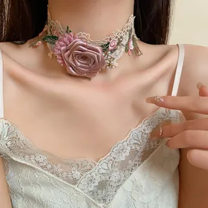 Gros plan détaillé d'un choker en dentelle avec une rose en tissu et perles