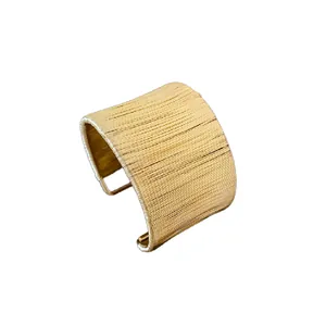 Elegante brazalete abierto de hilo dorado envuelto con acabado texturizado de lujo