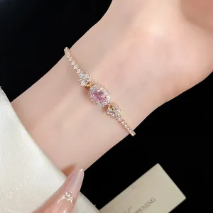 Elegantes goldfarbenes Armband mit rosa ovalem Zirkon und funkelnden Akzenten.