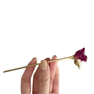Épingle à cheveux élégante avec rose éternelle et perles pour un style chinois raffiné