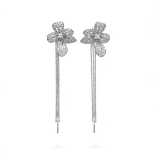 Eleganti orecchini a fiore in zircone argentato con nappe e delicati accenti di perle