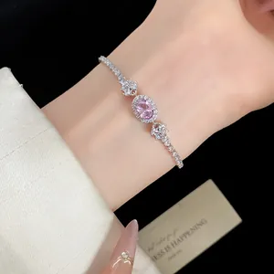 Detaillierte Ansicht eines eleganten rosa Zirkon-Armbands am Handgelenk einer Frau