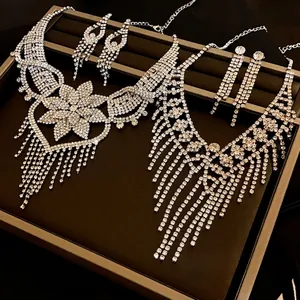Set di Gioielli Orecchini e Collana con Nappina in Strass a Fiore Accessorio Elegante da Donna