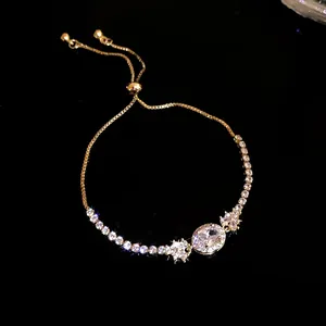 Detailaufnahme eines eleganten Goldarmbands mit Zirkonia-Ovalkristall und verstellbarer Kette