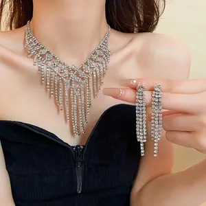 Set collana e orecchini con frange di strass scintillanti per un abbigliamento elegante.