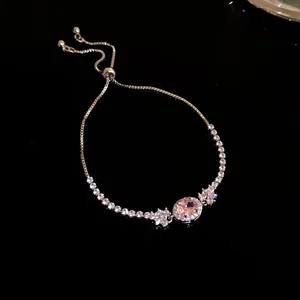 Makroaufnahme eines Zirkon-Armbands mit ovalem Anhänger und Schiebekette