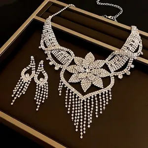 Elegante set gioielli collana e orecchini con fiori in strass e nappe per donna