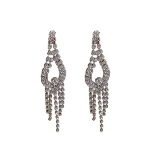 Eleganti orecchini pendenti con nappe d'argento e strass per donna