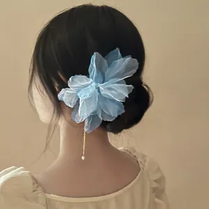 Élégante épingle à cheveux fleur en maille bleue avec gland en perle pour chignon