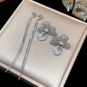 Eleganti orecchini a lobo a fiore in argento con lunghe nappe di zirconi su scatola di lusso