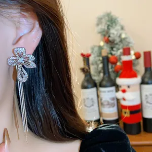 Primo piano dettagliato di eleganti orecchini a fiore d'argento con nappe, zirconi e perle