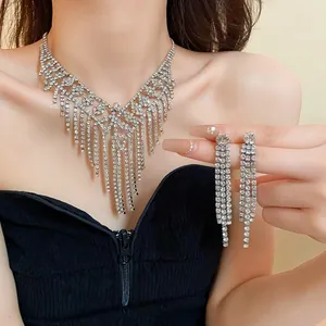 Primo piano di elegante collana con frange di strass e set di orecchini a nappine