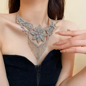 Primo piano della collana floreale con strass scintillanti e frange di nappe eleganti