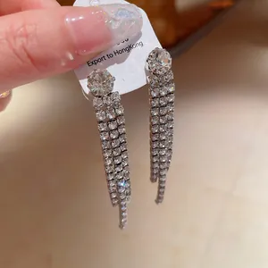 Primo piano di orecchini pendenti con nappe di strass e design a frange scalate