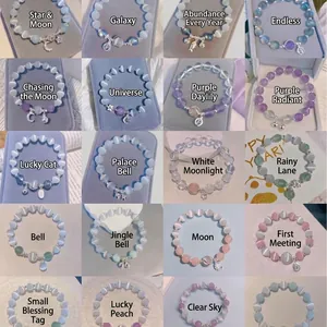 Handgefertigte Perlenarmband-Kollektion mit verschiedenen Anhängern und Pastellsteinen
