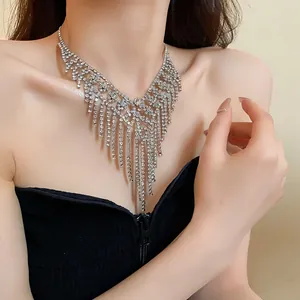 Dettaglio di elegante collana con frange di strass color argento su modella donna