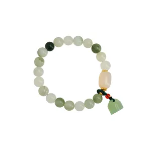 Elegantes handgefertigtes Perlenarmband mit grünen Jade-Steinen und einer rosa Mittelperle