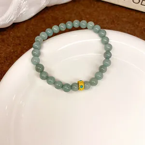 Elegante bracciale di perline stile giada verde chiaro con charm dorato testurizzato