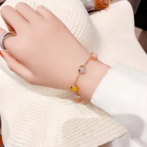 Detailansicht eines eleganten handgefertigten Perlenarmbands mit bunten Steinen am Handgelenk
