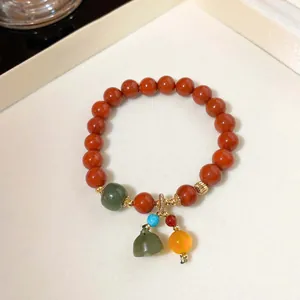 Nahaufnahme eines handgefertigten Perlenarmband im neuen chinesischen Stil mit Anhängern
