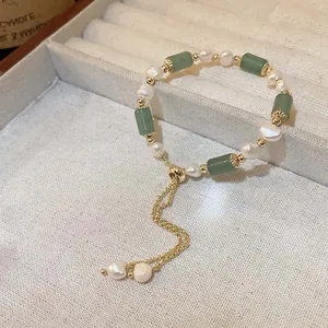 Detailansicht eines handgefertigten Perlenarmbands mit grünen jadeähnlichen Perlen.