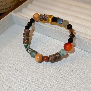 Detailansicht eines handgefertigten Perlenarmbands mit Holz- und Natursteinperlen