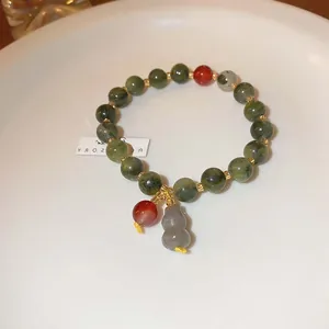 Detailansicht eines handgefertigten Perlenarmbands im neuen chinesischen Stil mit Anhänger