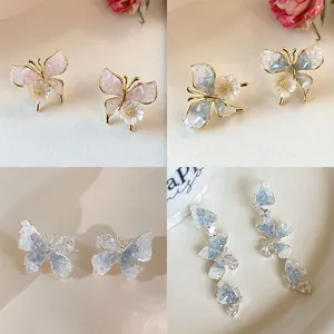 Elegantes Set aus Kristall-Schmetterlings-Ohrsteckern und Blumen-Ohrhängern für Damen