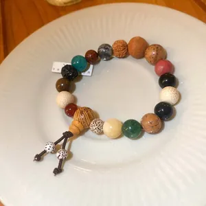 Detailansicht eines handgefertigten Perlenarmbands im neuen chinesischen Stil mit Steinen.
