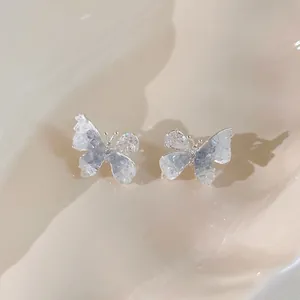 Elegante Schmetterlings-Ohrstecker aus Silbernadel mit schimmernden Eiskristallflügeln