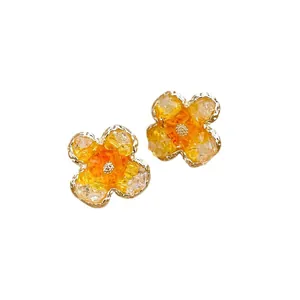 Handgefertigte Ohrstecker in Blumenform mit gelben und orangefarbenen Kristallen