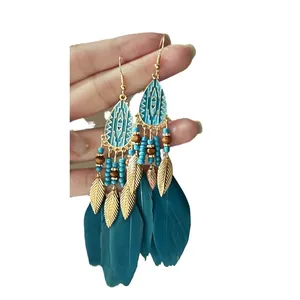 Orecchini boho retrò con piume, ciondoli a foglia goccia e perline blu con gancio oro