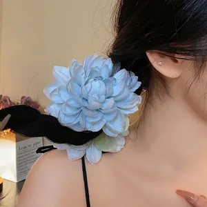 Grande molletta per capelli a fiore in tessuto azzurro per acconciature