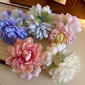 Primo piano dettagliato di varie mollette per capelli a forma di fiori in tessuto