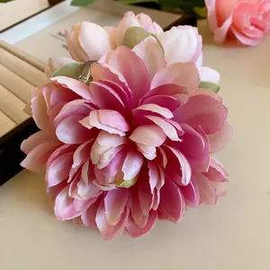 Dettaglio di un mollettone per capelli a forma di fiore rosa con petali di stoffa