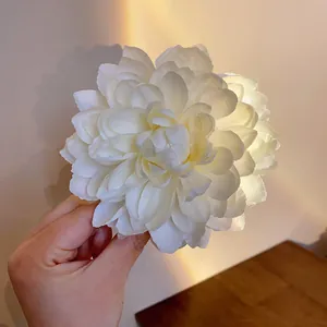 Primo piano dell'elegante molletta per capelli a fiore in tessuto bianco con petali