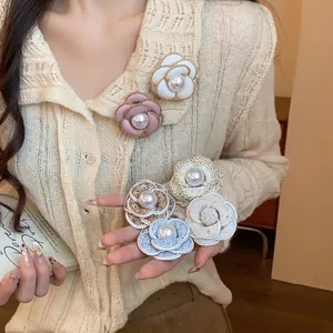 French Style Camellia Brooch Vintage Tweed Fabric Flower Brooch With Artificial Pearl Chain Pin For Women Coat Jewelry
