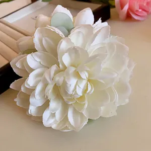Dettaglio ravvicinato della molletta per capelli con fiore di stoffa bianca a strati