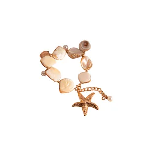 Collana in stile oceano con ciondolo a stella marina dorata e perle di conchiglia