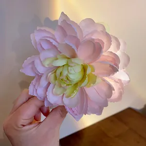 Elegante molletta per capelli a fiore grande in tessuto rosa con petali curati