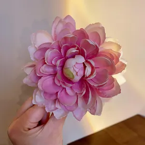 Fermaglio per capelli a fiore in tessuto rosa e viola con trama di petali molto realistica