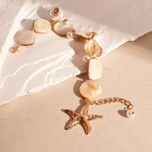 Dettaglio ravvicinato della collana stile oceano con conchiglie e stella marina